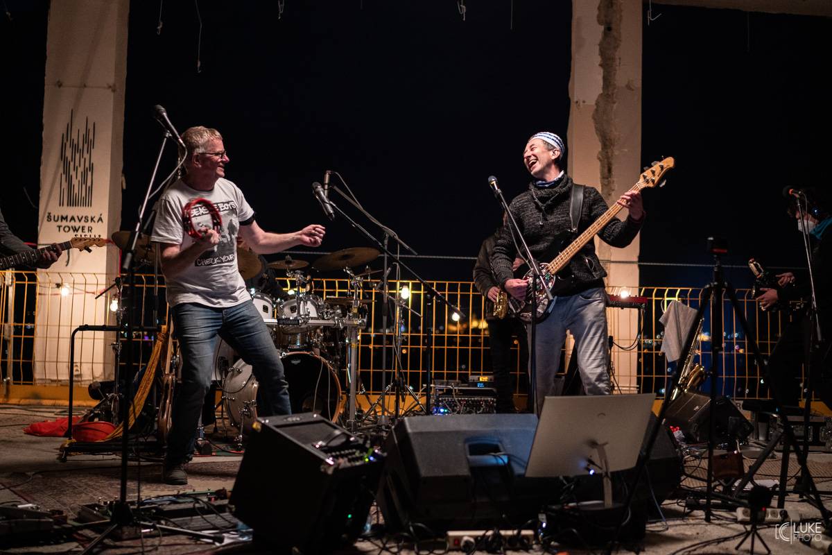 Mňága a Žďorp vystoupila společně s Miro Žbirkou na střeše brněnských trojčat. Aplaus fanoušků byl slyšet i z přilehlých ulic