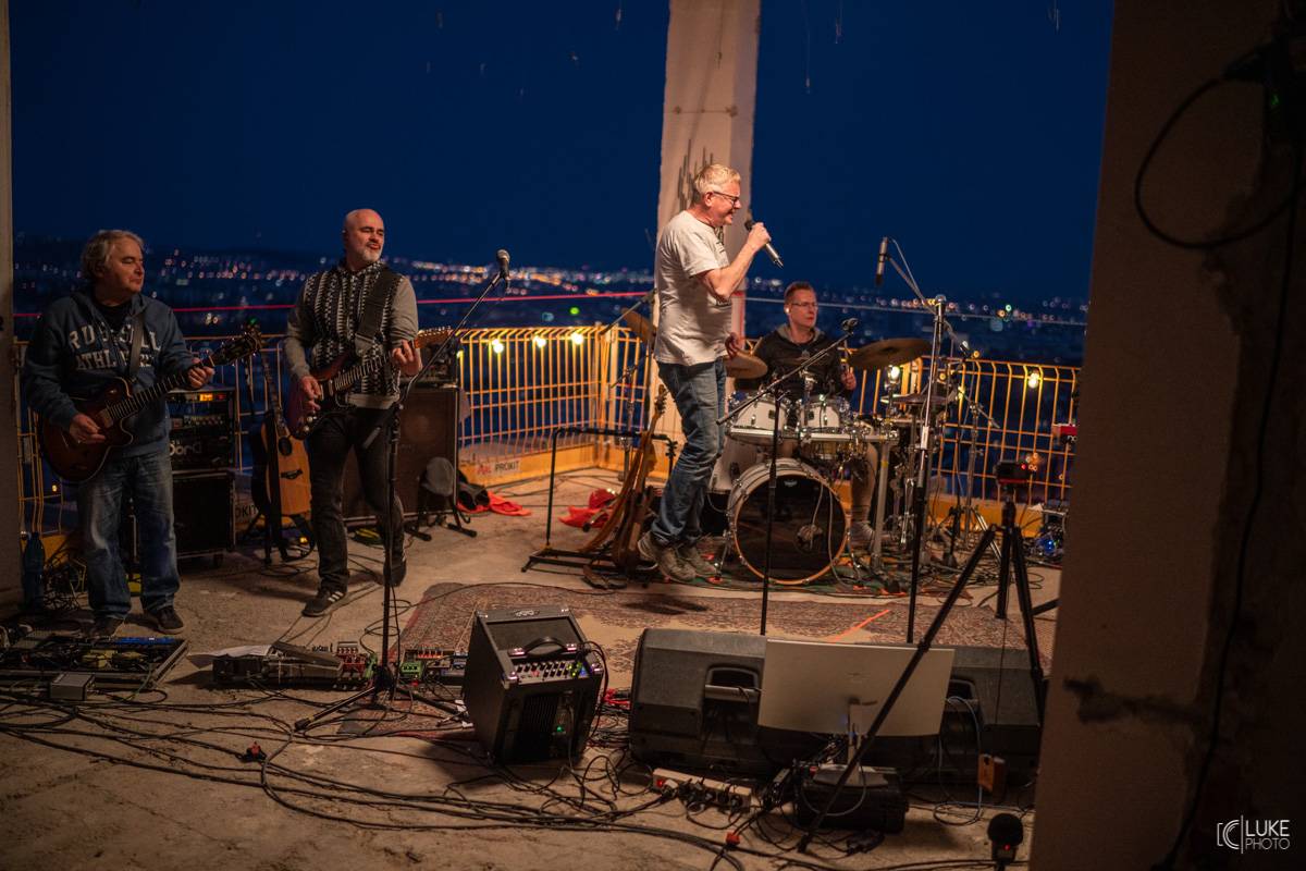 Mňága a Žďorp vystoupila společně s Miro Žbirkou na střeše brněnských trojčat. Aplaus fanoušků byl slyšet i z přilehlých ulic