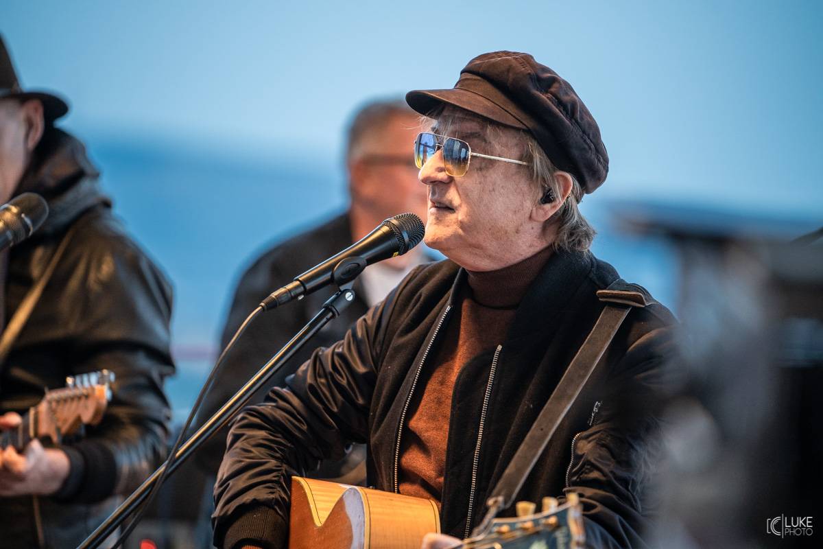 Mňága a Žďorp vystoupila společně s Miro Žbirkou na střeše brněnských trojčat. Aplaus fanoušků byl slyšet i z přilehlých ulic