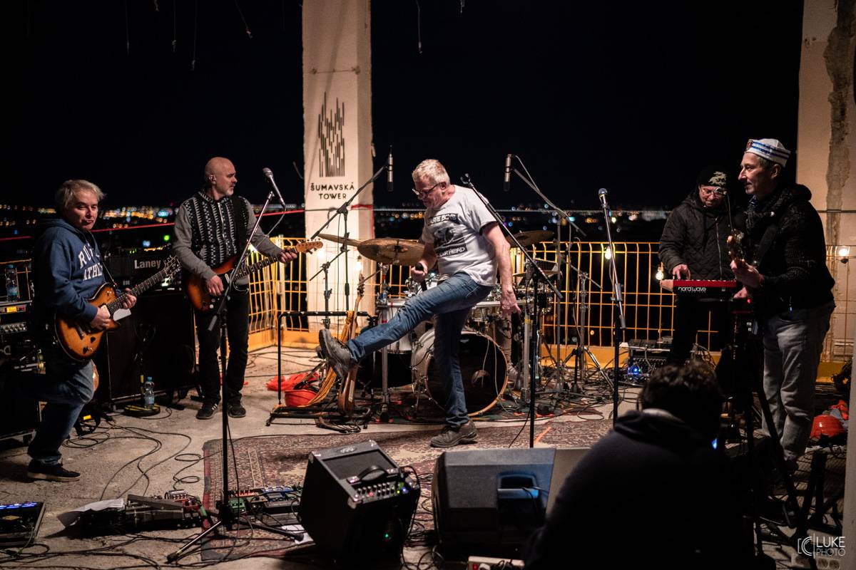 Mňága a Žďorp vystoupila společně s Miro Žbirkou na střeše brněnských trojčat. Aplaus fanoušků byl slyšet i z přilehlých ulic