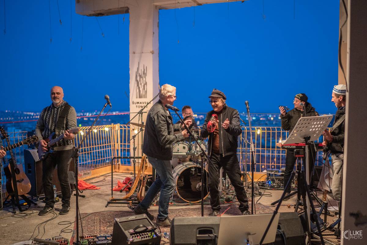 Mňága a Žďorp vystoupila společně s Miro Žbirkou na střeše brněnských trojčat. Aplaus fanoušků byl slyšet i z přilehlých ulic