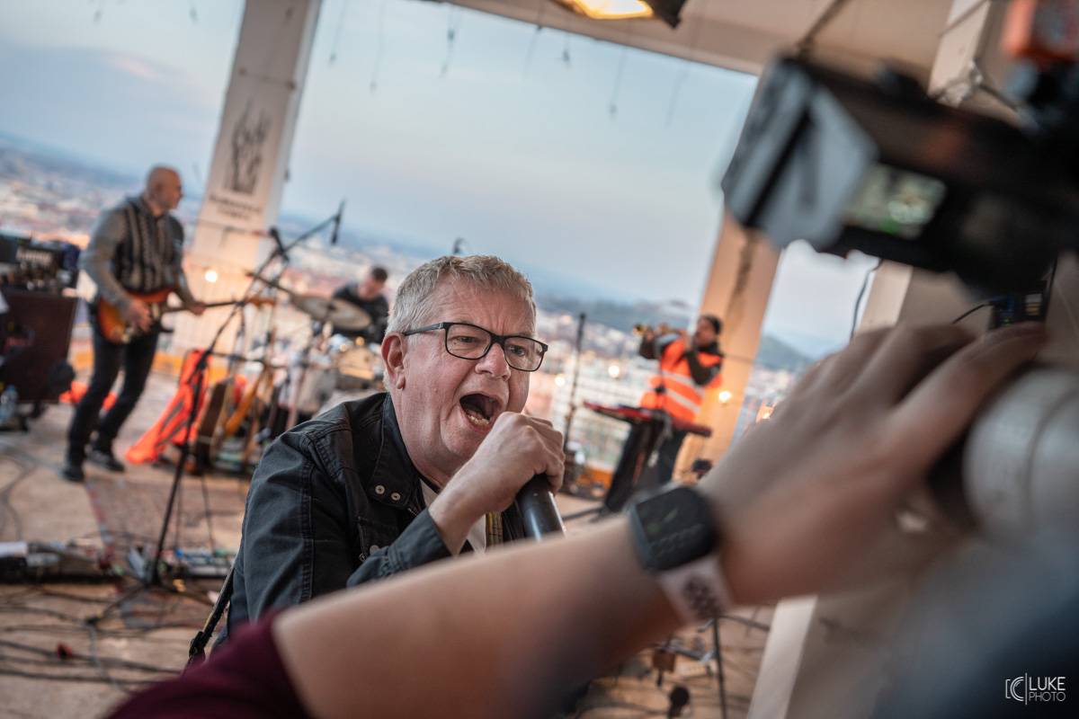 Mňága a Žďorp vystoupila společně s Miro Žbirkou na střeše brněnských trojčat. Aplaus fanoušků byl slyšet i z přilehlých ulic