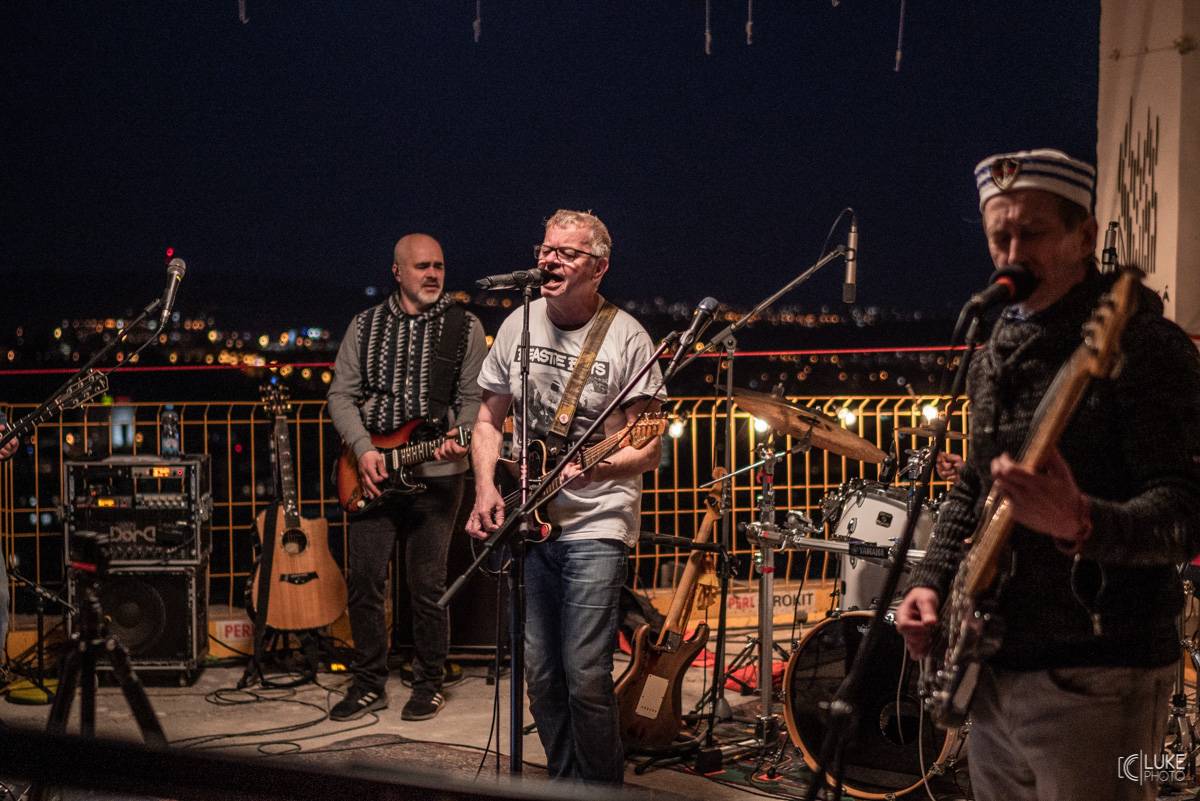 Mňága a Žďorp vystoupila společně s Miro Žbirkou na střeše brněnských trojčat. Aplaus fanoušků byl slyšet i z přilehlých ulic