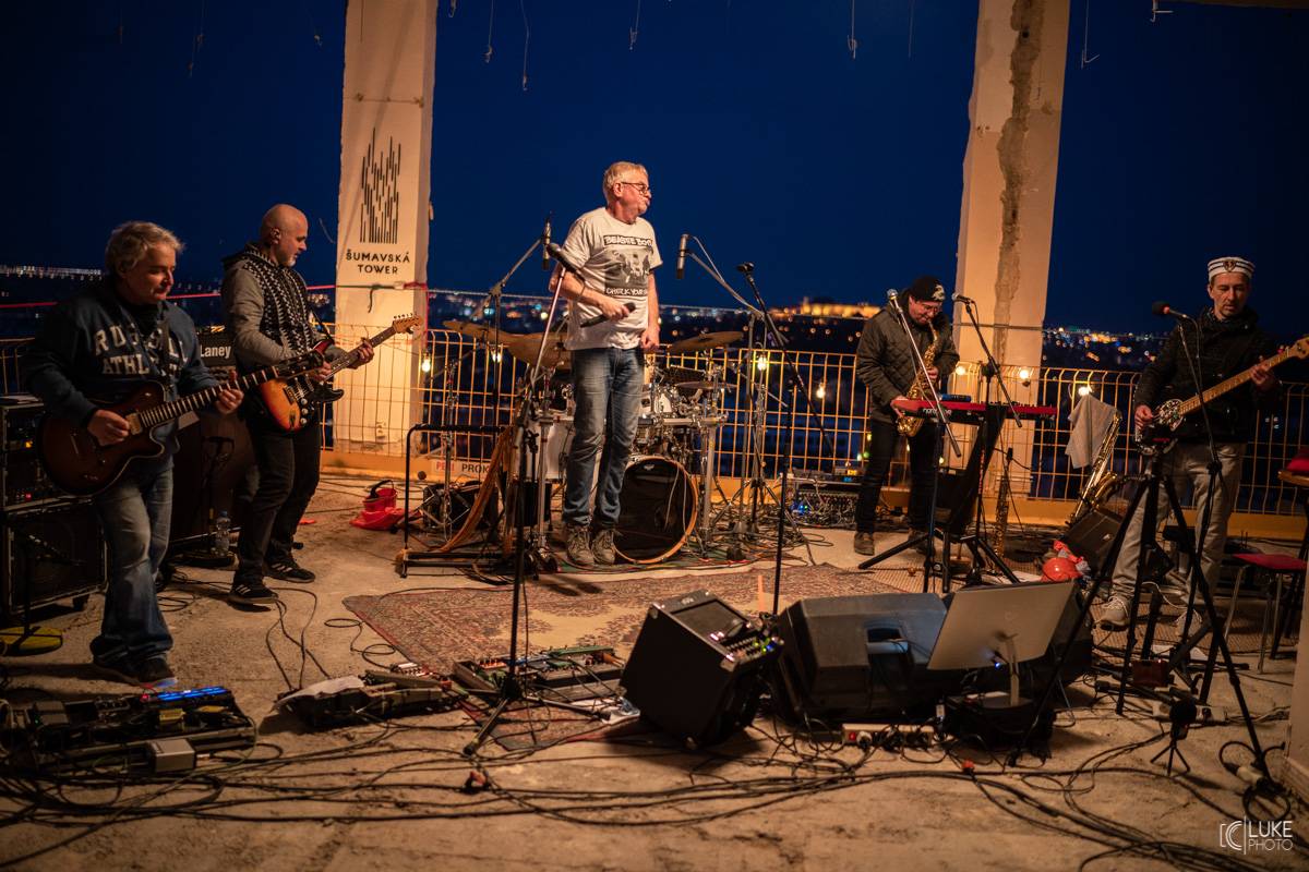 Mňága a Žďorp vystoupila společně s Miro Žbirkou na střeše brněnských trojčat. Aplaus fanoušků byl slyšet i z přilehlých ulic