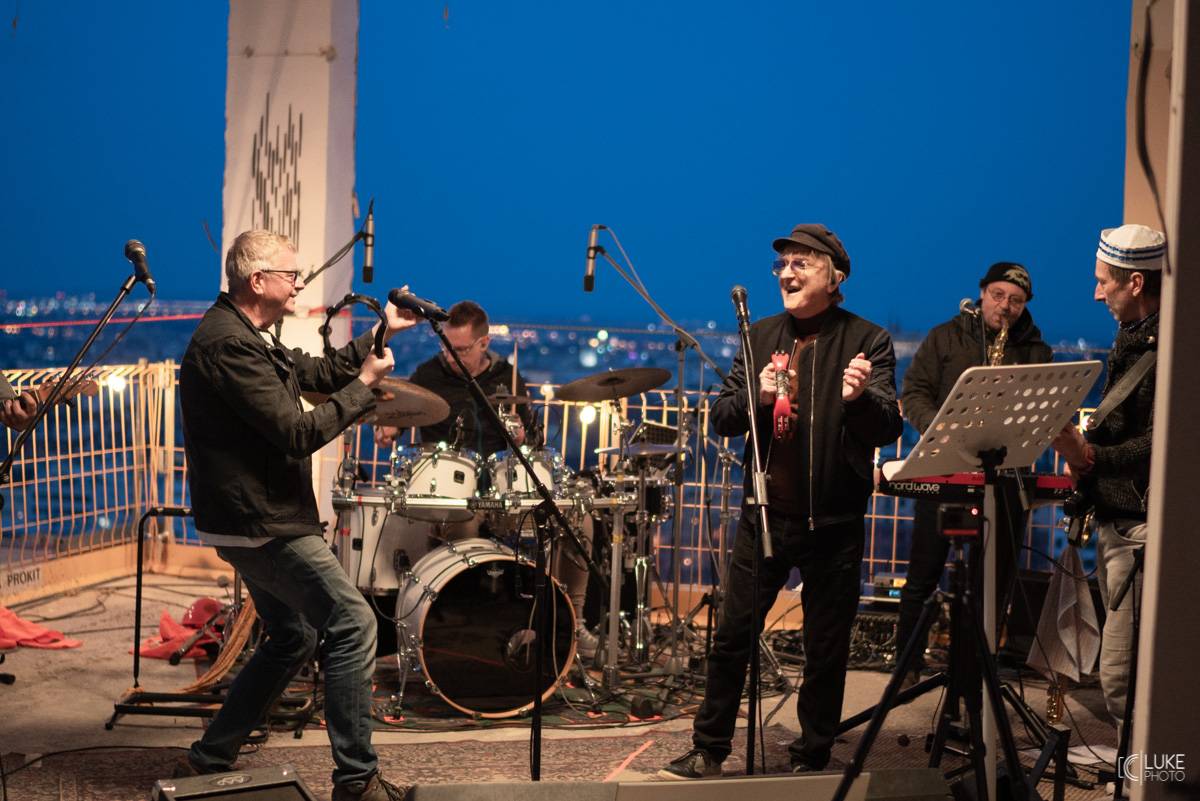 Mňága a Žďorp vystoupila společně s Miro Žbirkou na střeše brněnských trojčat. Aplaus fanoušků byl slyšet i z přilehlých ulic