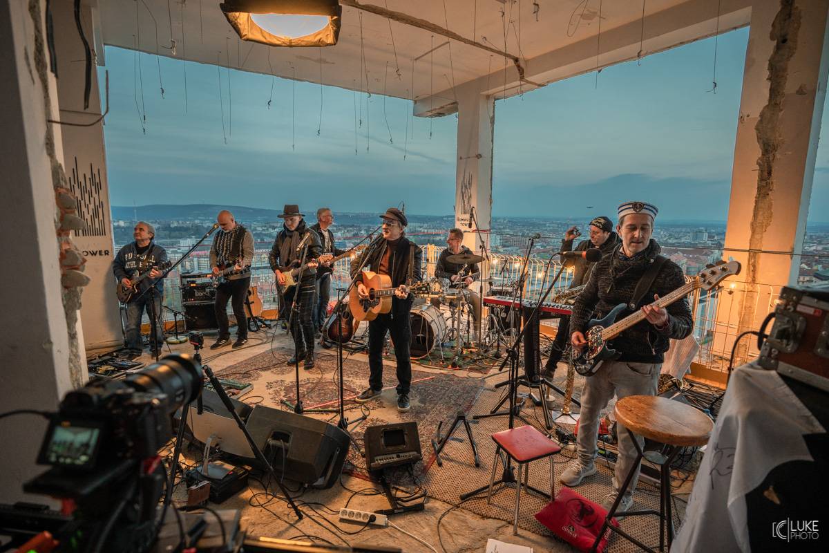 Mňága a Žďorp vystoupila společně s Miro Žbirkou na střeše brněnských trojčat. Aplaus fanoušků byl slyšet i z přilehlých ulic