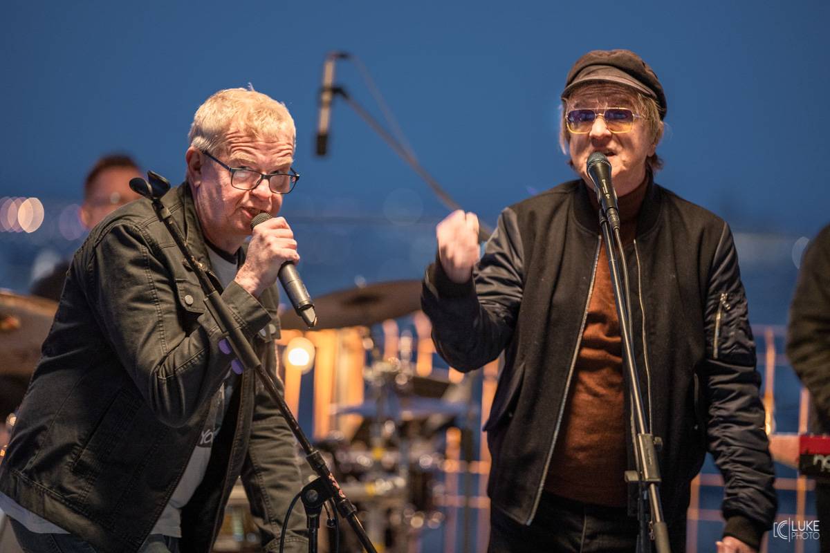 Mňága a Žďorp vystoupila společně s Miro Žbirkou na střeše brněnských trojčat. Aplaus fanoušků byl slyšet i z přilehlých ulic