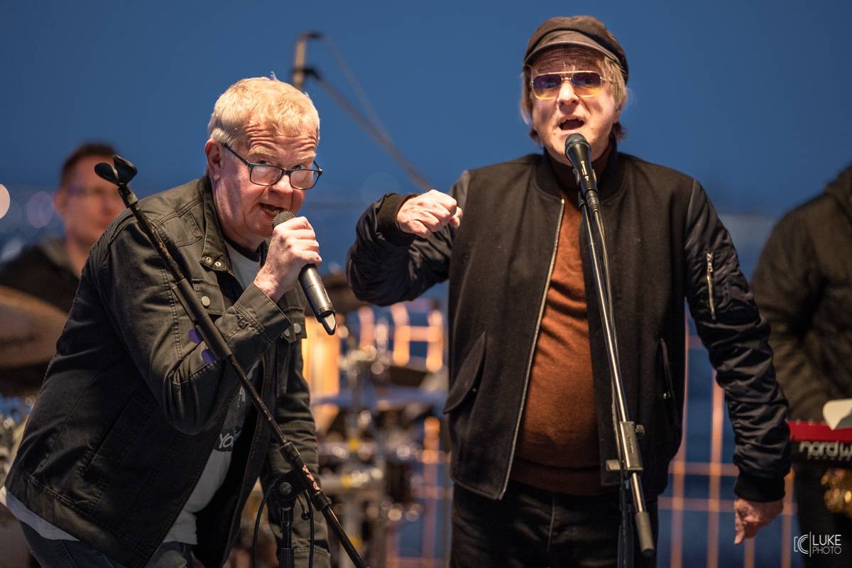 Mňága a Žďorp vystoupila společně s Miro Žbirkou na střeše brněnských trojčat. Aplaus fanoušků byl slyšet i z přilehlých ulic