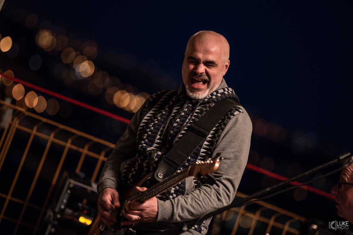 Mňága a Žďorp vystoupila společně s Miro Žbirkou na střeše brněnských trojčat. Aplaus fanoušků byl slyšet i z přilehlých ulic