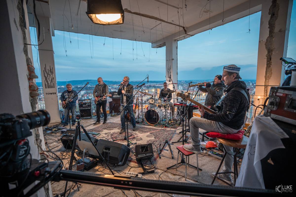 Mňága a Žďorp vystoupila společně s Miro Žbirkou na střeše brněnských trojčat. Aplaus fanoušků byl slyšet i z přilehlých ulic