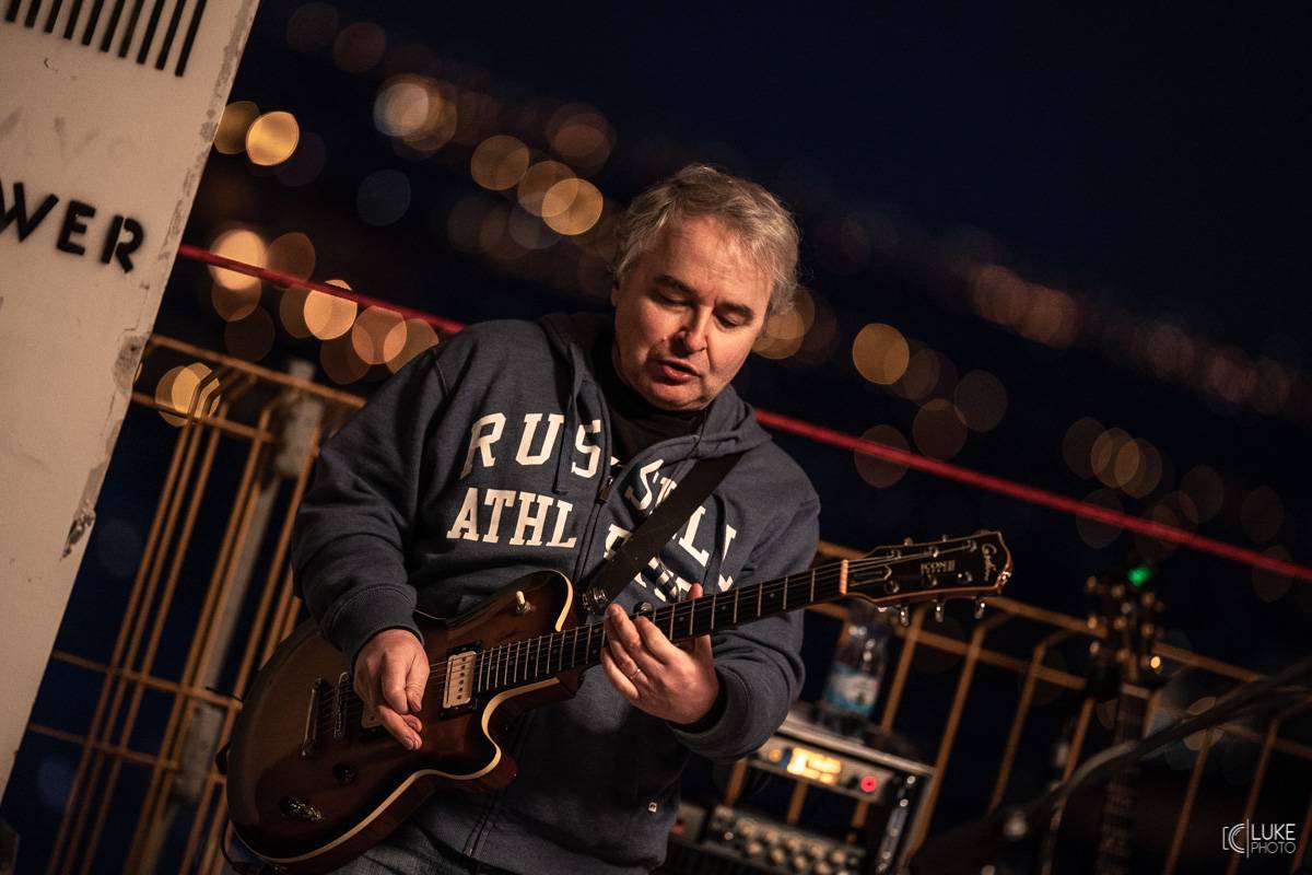 Mňága a Žďorp vystoupila společně s Miro Žbirkou na střeše brněnských trojčat. Aplaus fanoušků byl slyšet i z přilehlých ulic