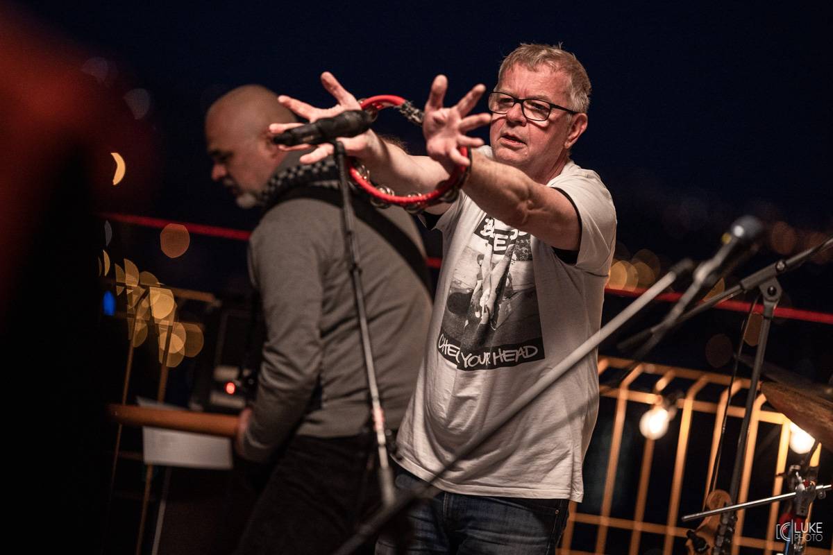 Mňága a Žďorp vystoupila společně s Miro Žbirkou na střeše brněnských trojčat. Aplaus fanoušků byl slyšet i z přilehlých ulic