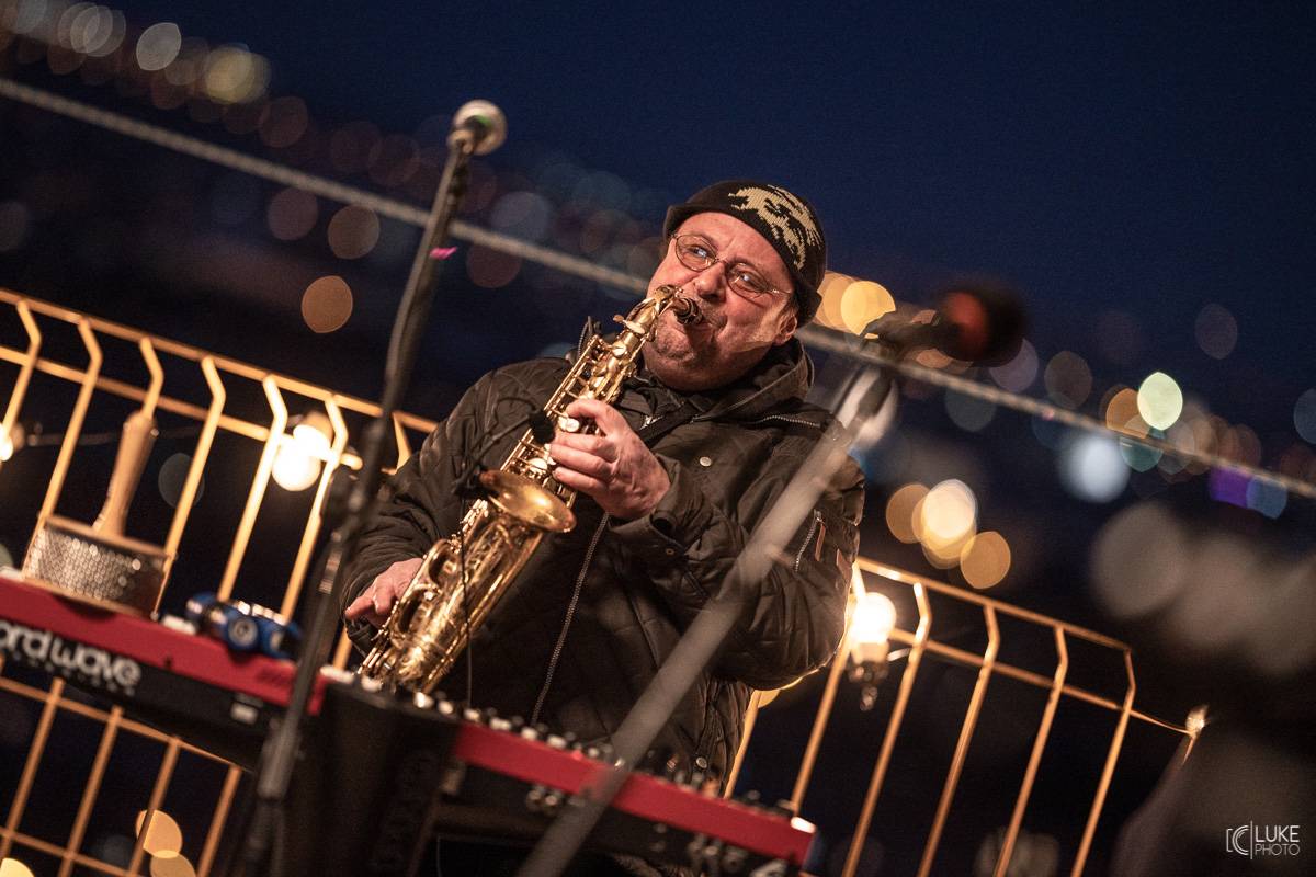 Mňága a Žďorp vystoupila společně s Miro Žbirkou na střeše brněnských trojčat. Aplaus fanoušků byl slyšet i z přilehlých ulic