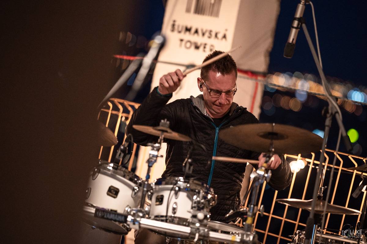 Mňága a Žďorp vystoupila společně s Miro Žbirkou na střeše brněnských trojčat. Aplaus fanoušků byl slyšet i z přilehlých ulic