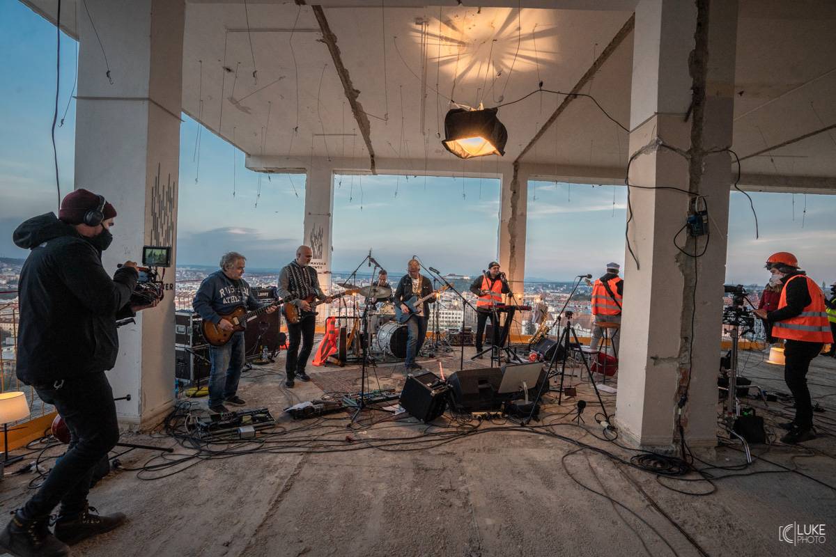 Mňága a Žďorp vystoupila společně s Miro Žbirkou na střeše brněnských trojčat. Aplaus fanoušků byl slyšet i z přilehlých ulic