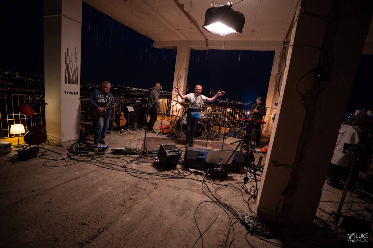 Mňága a Žďorp vystoupila společně s Miro Žbirkou na střeše brněnských trojčat. Aplaus fanoušků byl slyšet i z přilehlých ulic