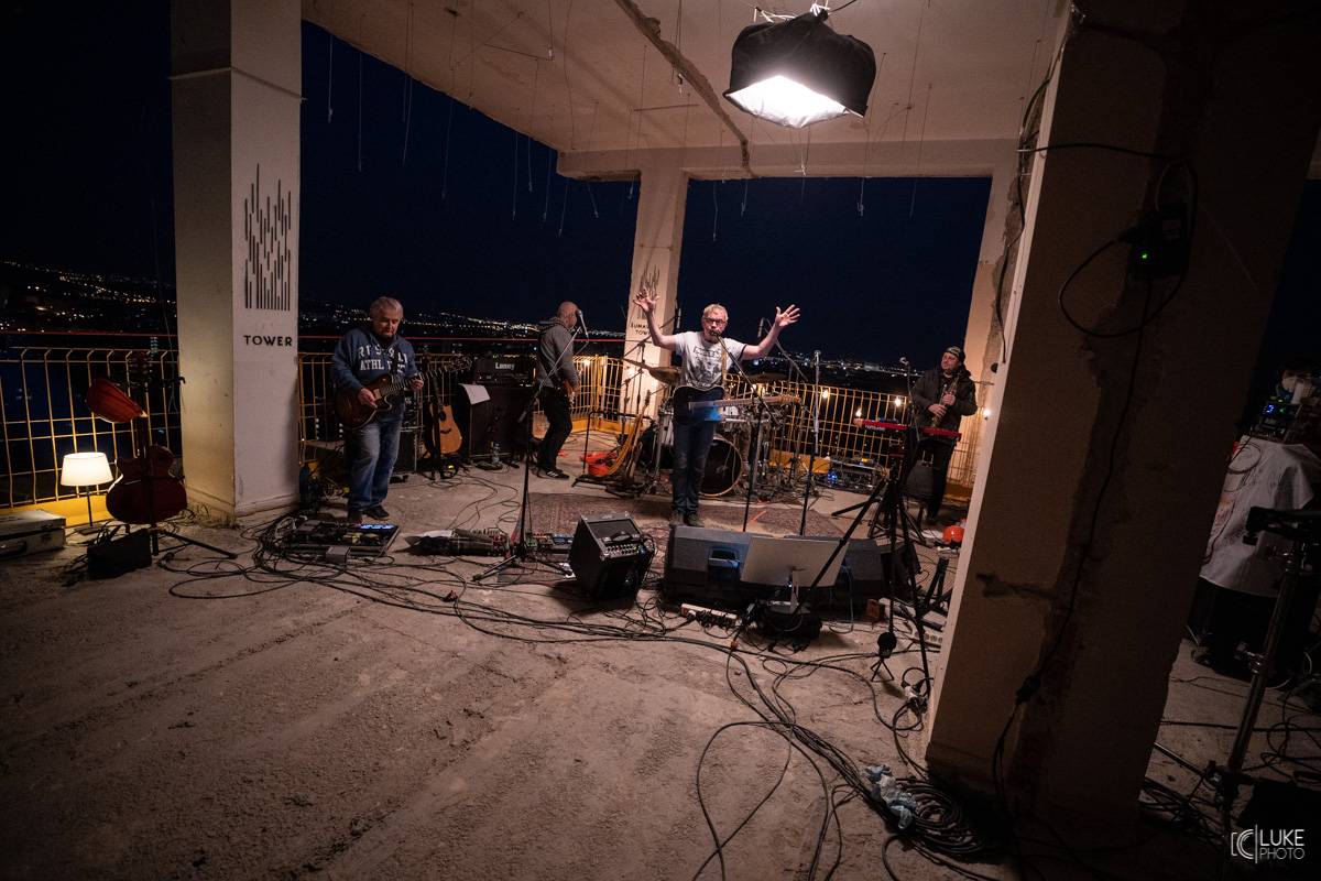 Mňága a Žďorp vystoupila společně s Miro Žbirkou na střeše brněnských trojčat. Aplaus fanoušků byl slyšet i z přilehlých ulic