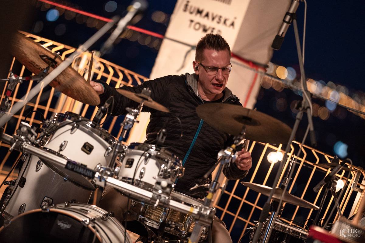 Mňága a Žďorp vystoupila společně s Miro Žbirkou na střeše brněnských trojčat. Aplaus fanoušků byl slyšet i z přilehlých ulic