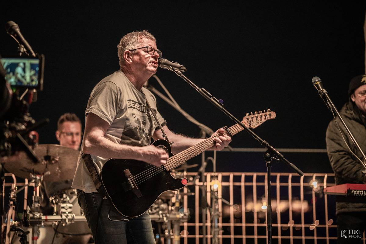 Mňága a Žďorp vystoupila společně s Miro Žbirkou na střeše brněnských trojčat. Aplaus fanoušků byl slyšet i z přilehlých ulic