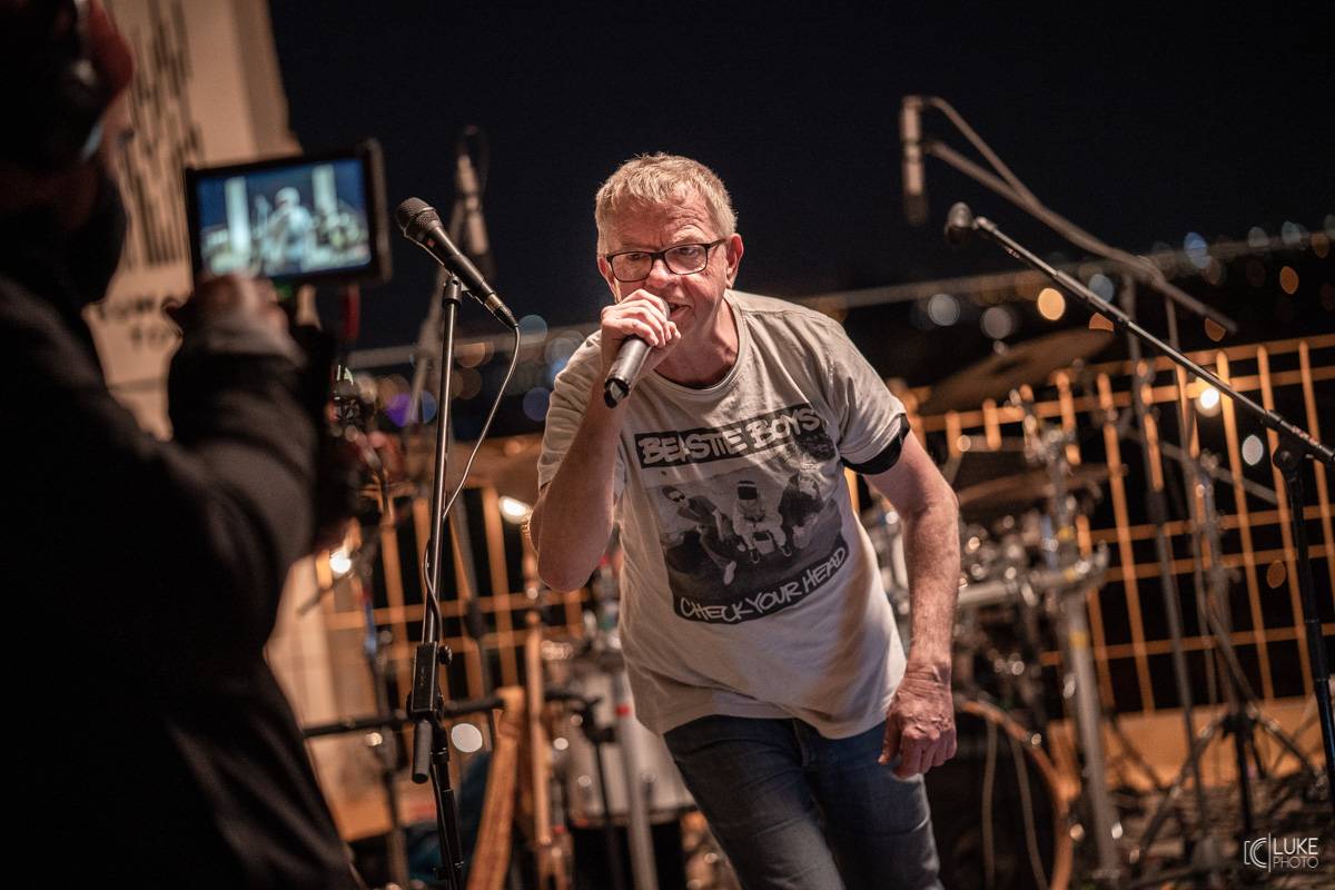 Mňága a Žďorp vystoupila společně s Miro Žbirkou na střeše brněnských trojčat. Aplaus fanoušků byl slyšet i z přilehlých ulic