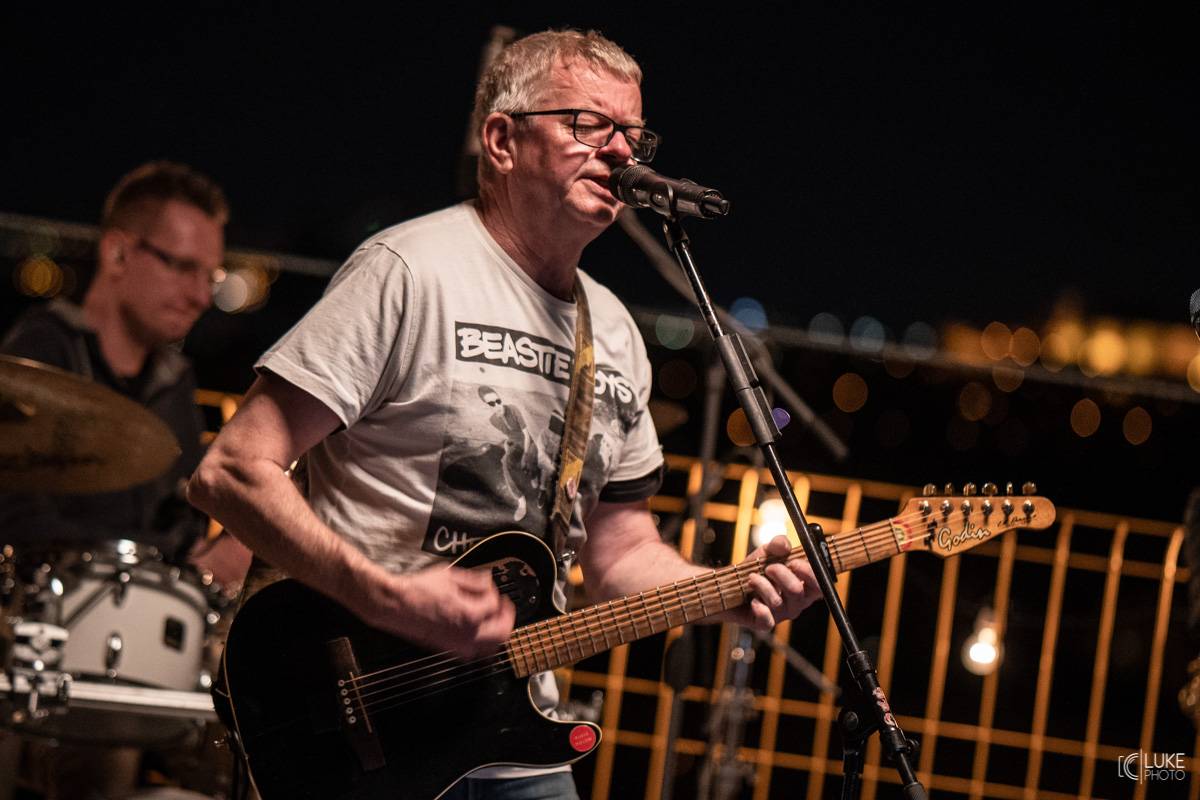 Mňága a Žďorp vystoupila společně s Miro Žbirkou na střeše brněnských trojčat. Aplaus fanoušků byl slyšet i z přilehlých ulic