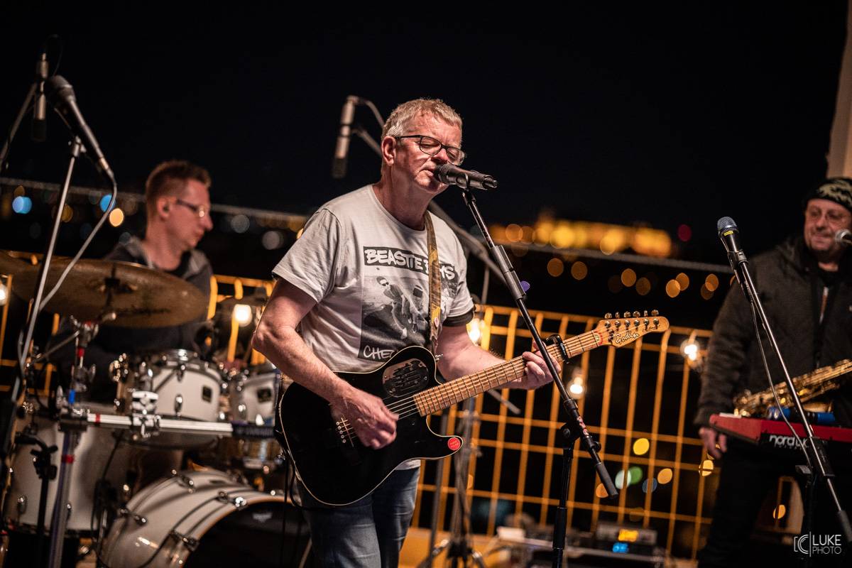 Mňága a Žďorp vystoupila společně s Miro Žbirkou na střeše brněnských trojčat. Aplaus fanoušků byl slyšet i z přilehlých ulic