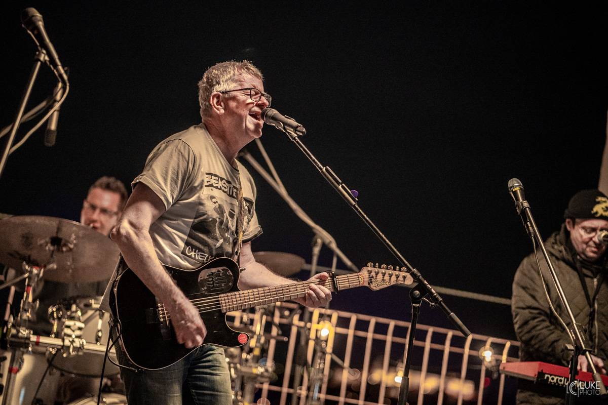 Mňága a Žďorp vystoupila společně s Miro Žbirkou na střeše brněnských trojčat. Aplaus fanoušků byl slyšet i z přilehlých ulic