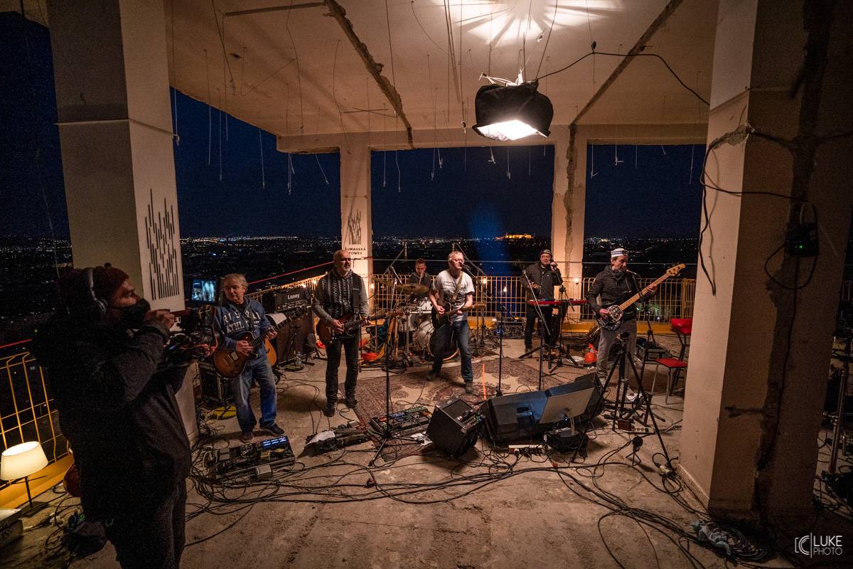 Mňága a Žďorp vystoupila společně s Miro Žbirkou na střeše brněnských trojčat. Aplaus fanoušků byl slyšet i z přilehlých ulic