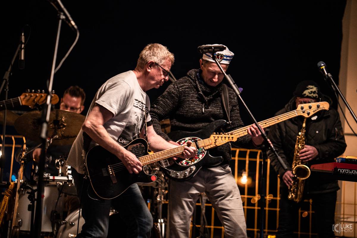 Mňága a Žďorp vystoupila společně s Miro Žbirkou na střeše brněnských trojčat. Aplaus fanoušků byl slyšet i z přilehlých ulic