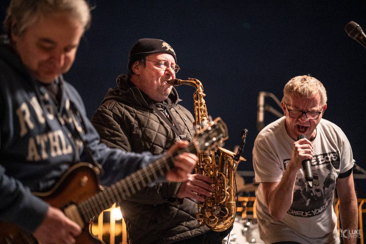 Mňága a Žďorp vystoupila společně s Miro Žbirkou na střeše brněnských trojčat. Aplaus fanoušků byl slyšet i z přilehlých ulic