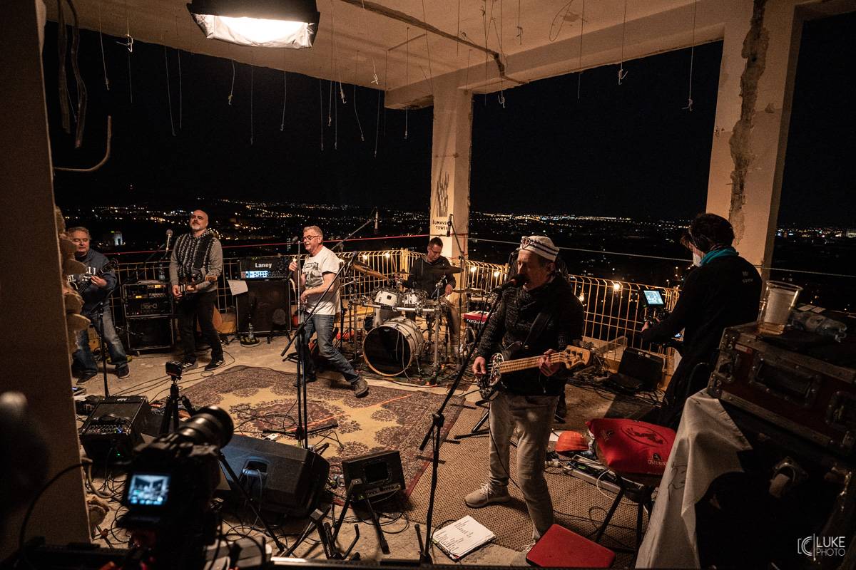 Mňága a Žďorp vystoupila společně s Miro Žbirkou na střeše brněnských trojčat. Aplaus fanoušků byl slyšet i z přilehlých ulic