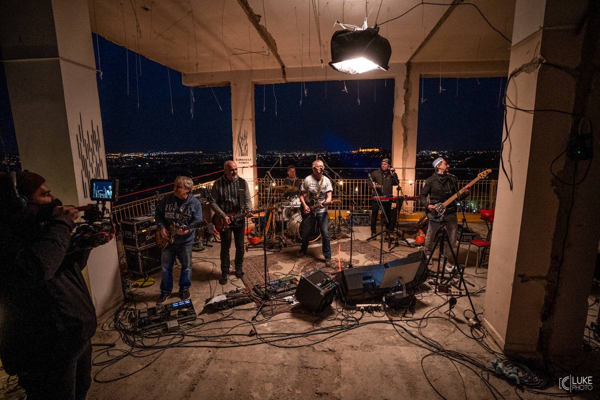 Mňága a Žďorp vystoupila společně s Miro Žbirkou na střeše brněnských trojčat. Aplaus fanoušků byl slyšet i z přilehlých ulic