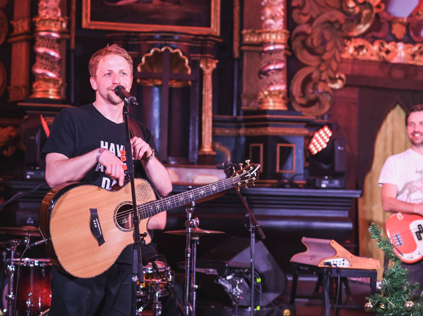 Tomáš Klus hrál v Táboře nové písně, jsou určeny Zemanovi a Babišovi