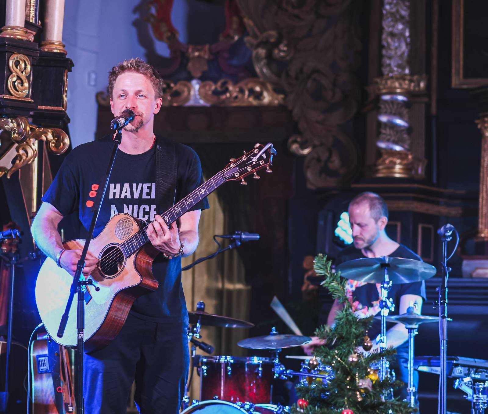 Tomáš Klus hrál v Táboře nové písně, jsou určeny Zemanovi a Babišovi