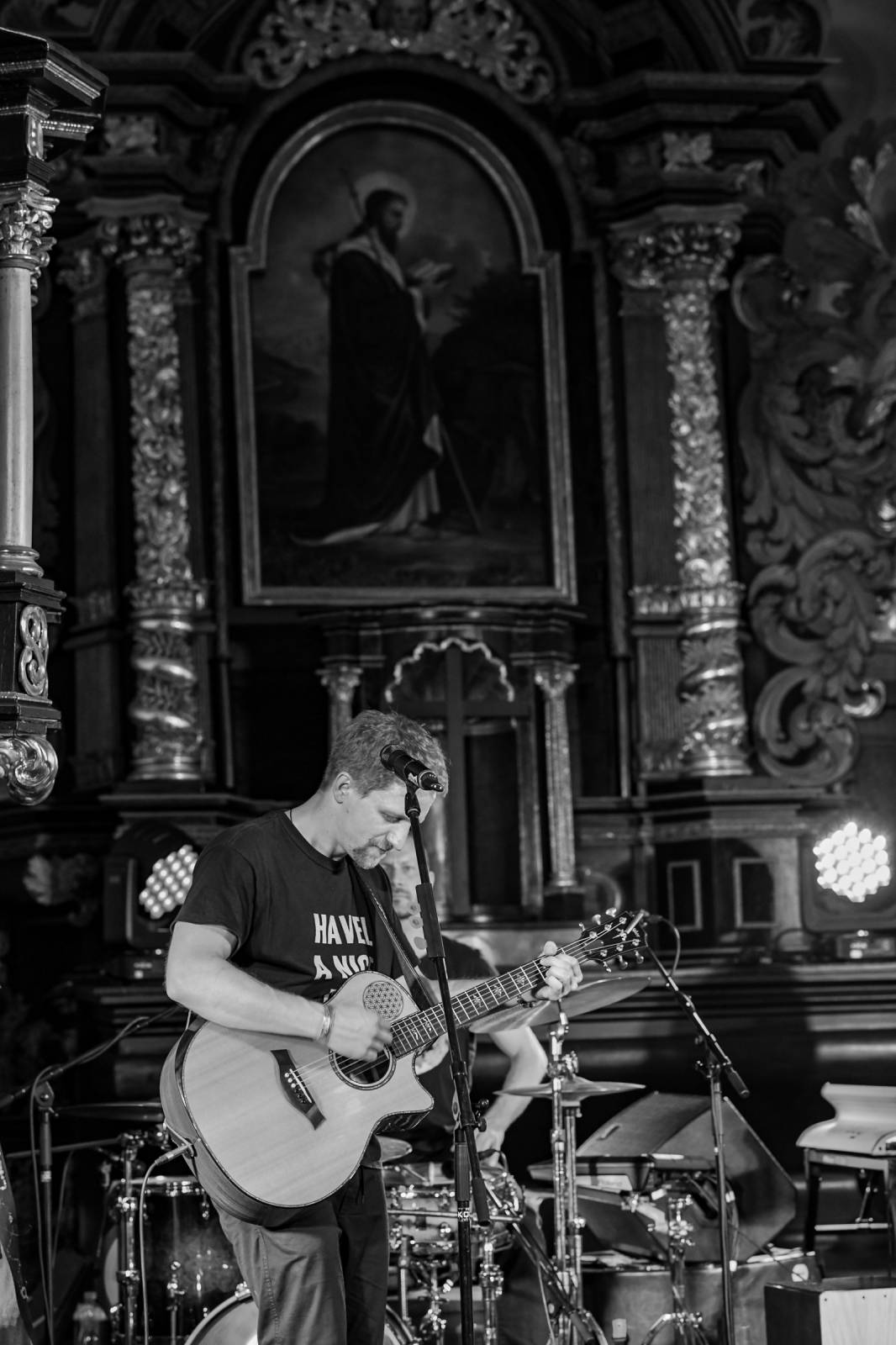 Tomáš Klus hrál v Táboře nové písně, jsou určeny Zemanovi a Babišovi