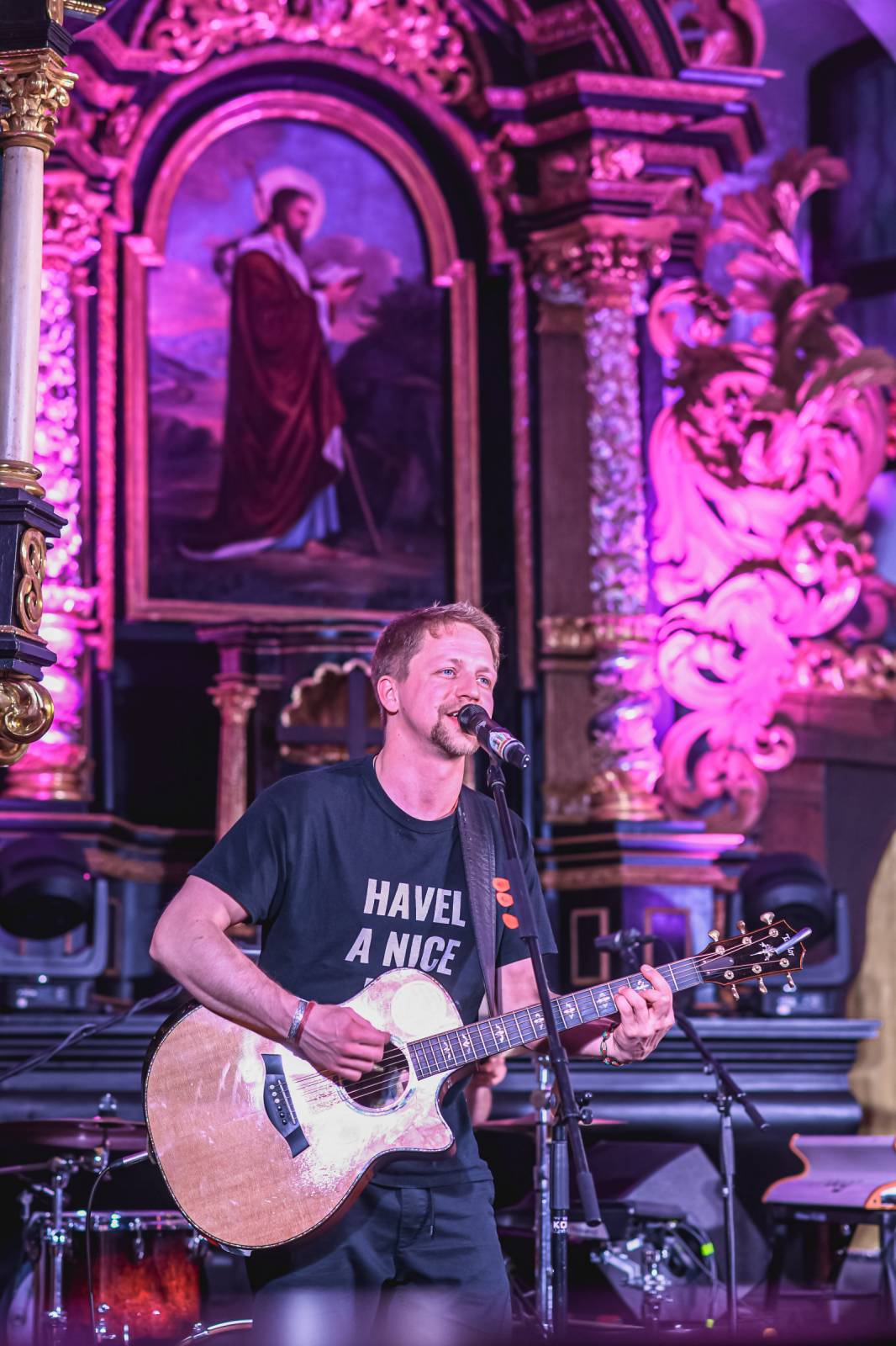 Tomáš Klus hrál v Táboře nové písně, jsou určeny Zemanovi a Babišovi