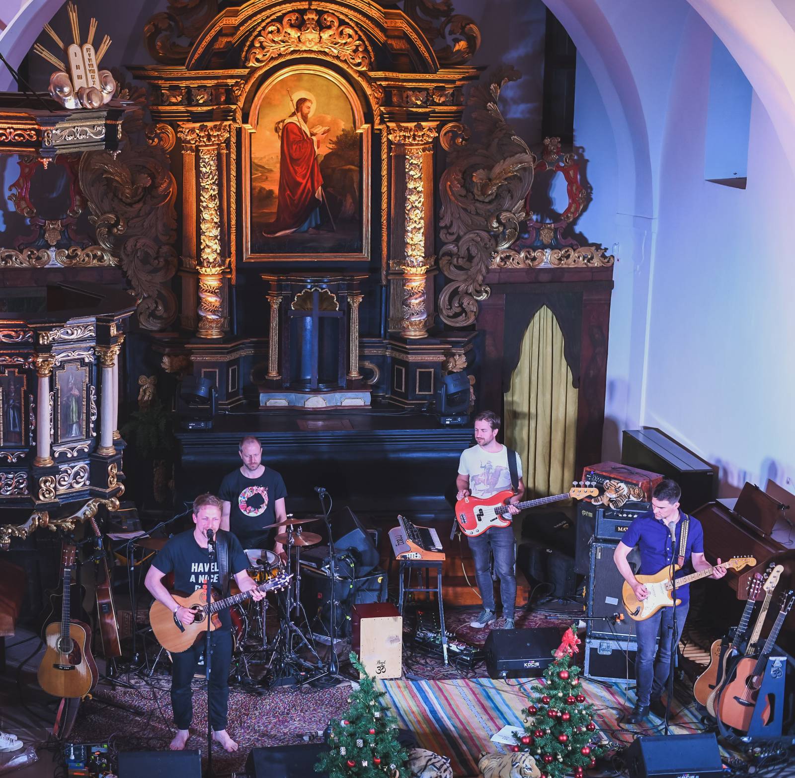 Tomáš Klus hrál v Táboře nové písně, jsou určeny Zemanovi a Babišovi