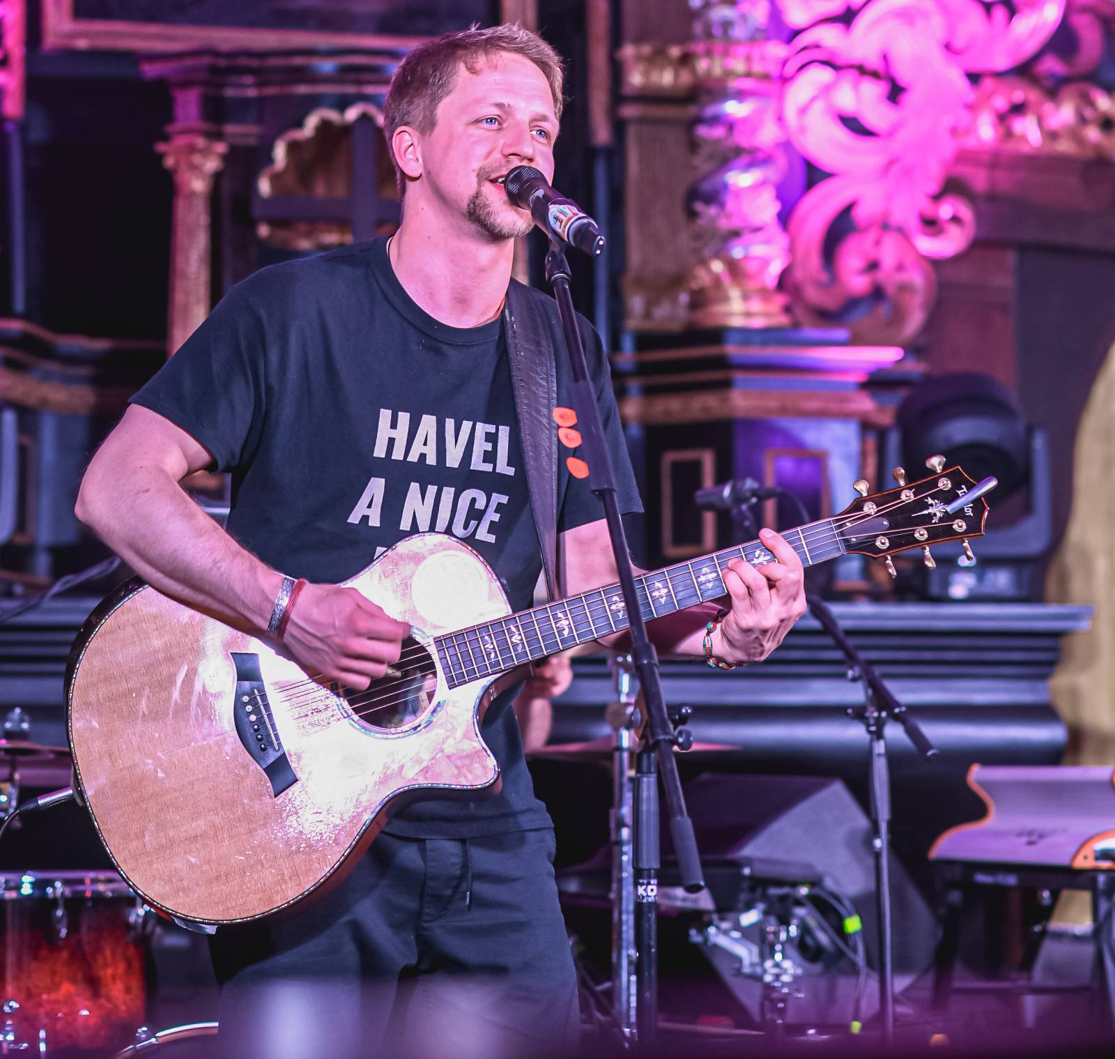 Tomáš Klus hrál v Táboře nové písně, jsou určeny Zemanovi a Babišovi