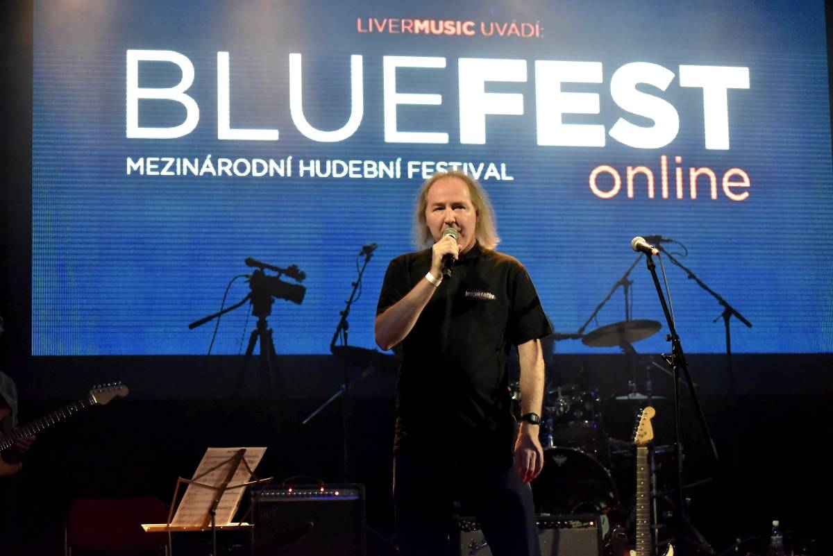 Bluefest objektivem Davida Webra. Festival sledovali fanoušci online