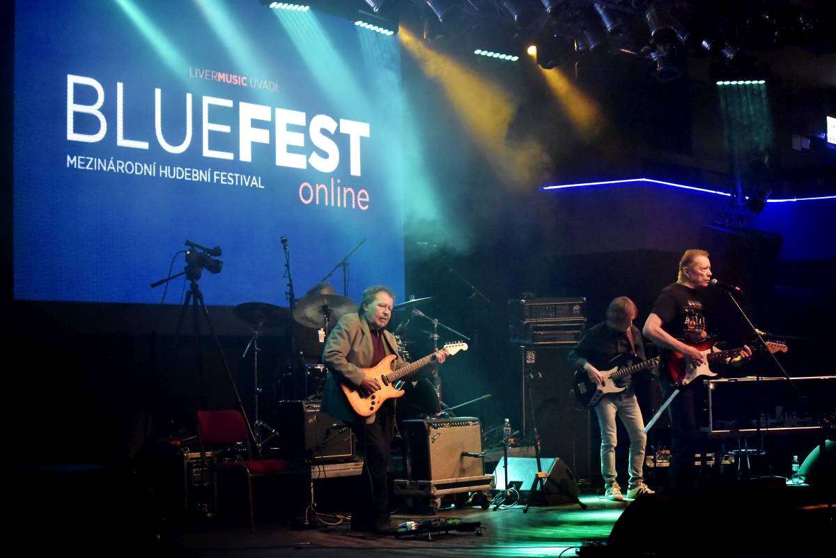 Bluefest objektivem Davida Webra. Festival sledovali fanoušci online