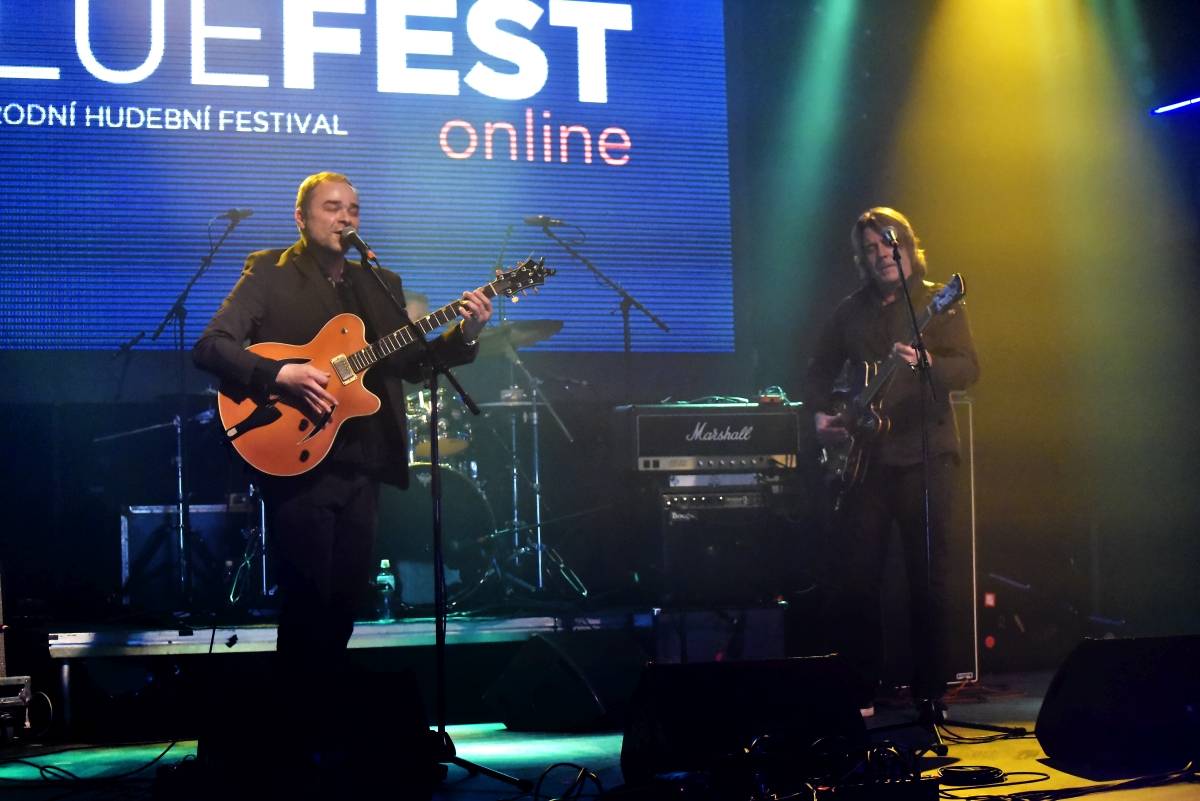 Bluefest objektivem Davida Webra. Festival sledovali fanoušci online