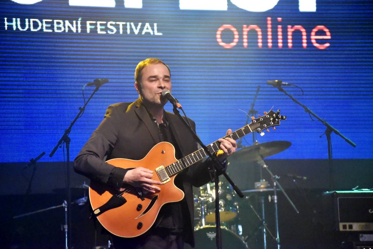 Bluefest objektivem Davida Webra. Festival sledovali fanoušci online