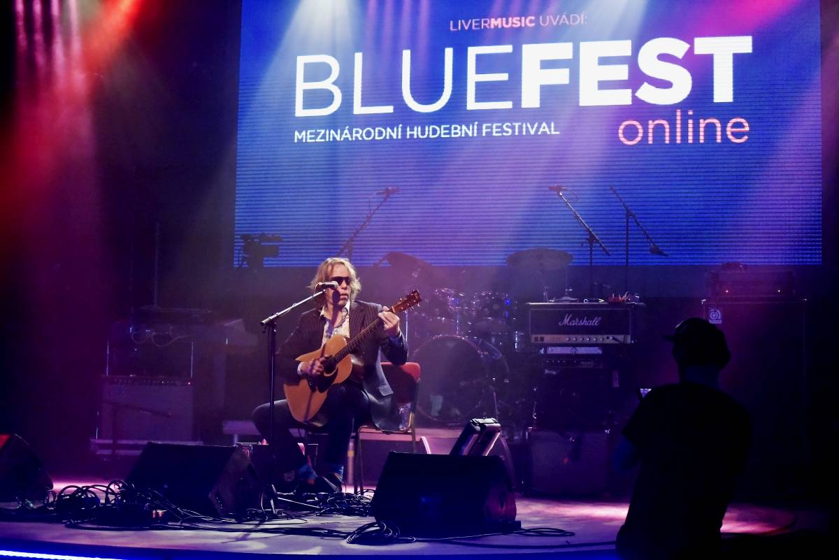 Bluefest objektivem Davida Webra. Festival sledovali fanoušci online