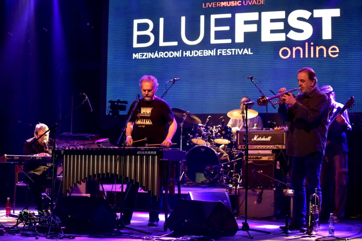 Bluefest objektivem Davida Webra. Festival sledovali fanoušci online