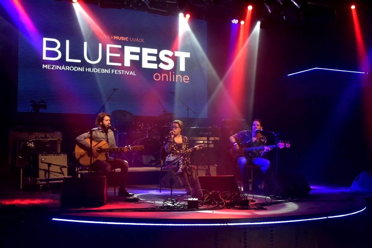 Bluefest objektivem Davida Webra. Festival sledovali fanoušci online