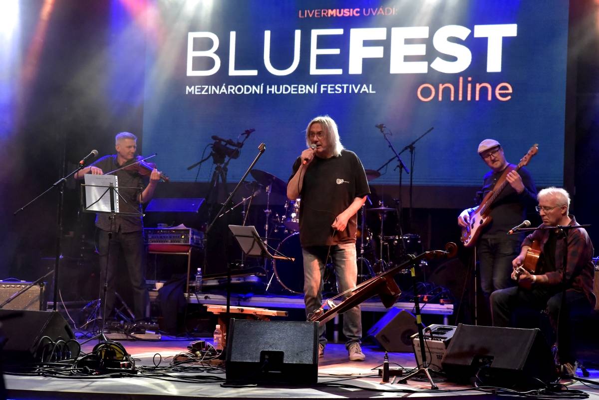 Bluefest objektivem Davida Webra. Festival sledovali fanoušci online