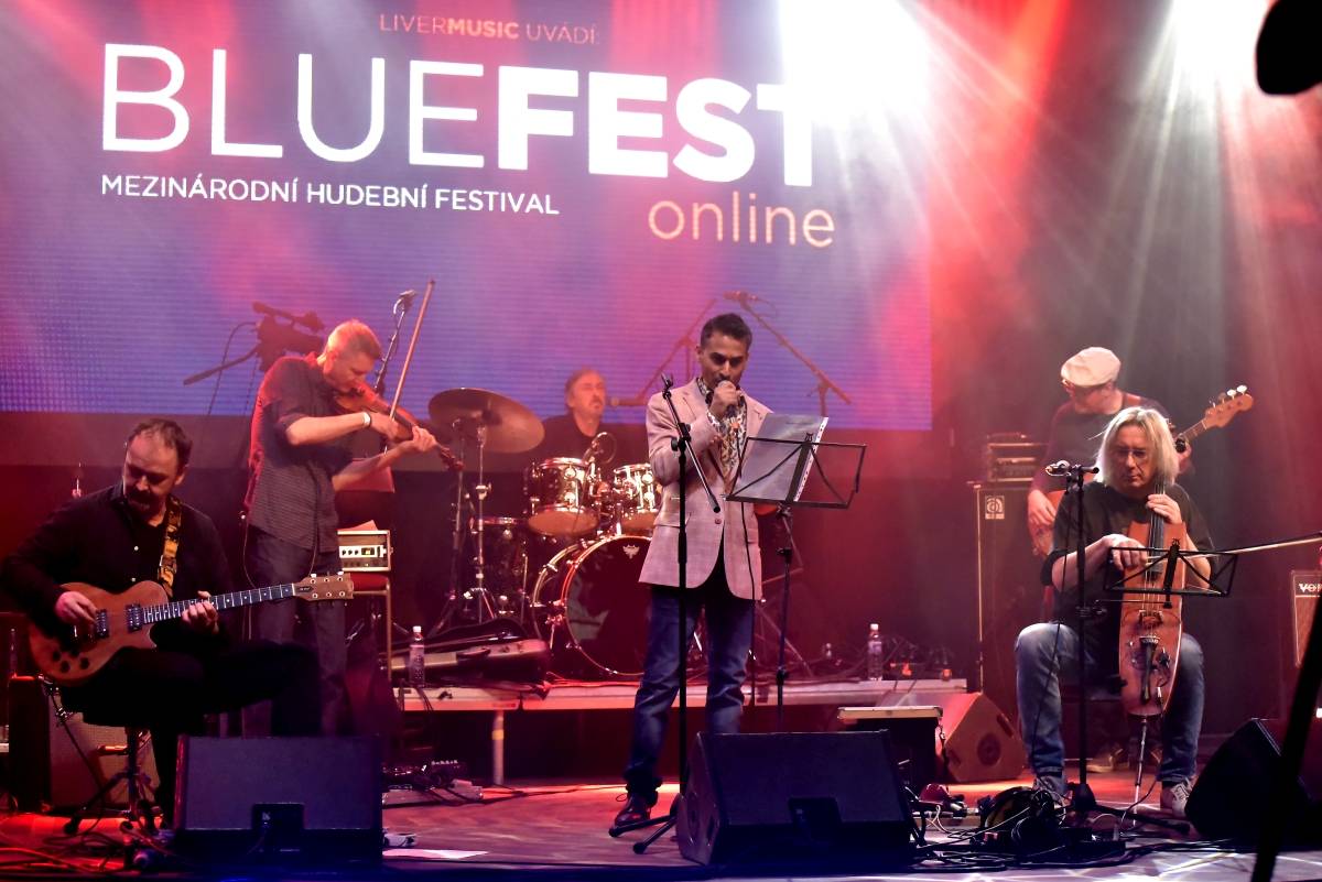 Bluefest objektivem Davida Webra. Festival sledovali fanoušci online