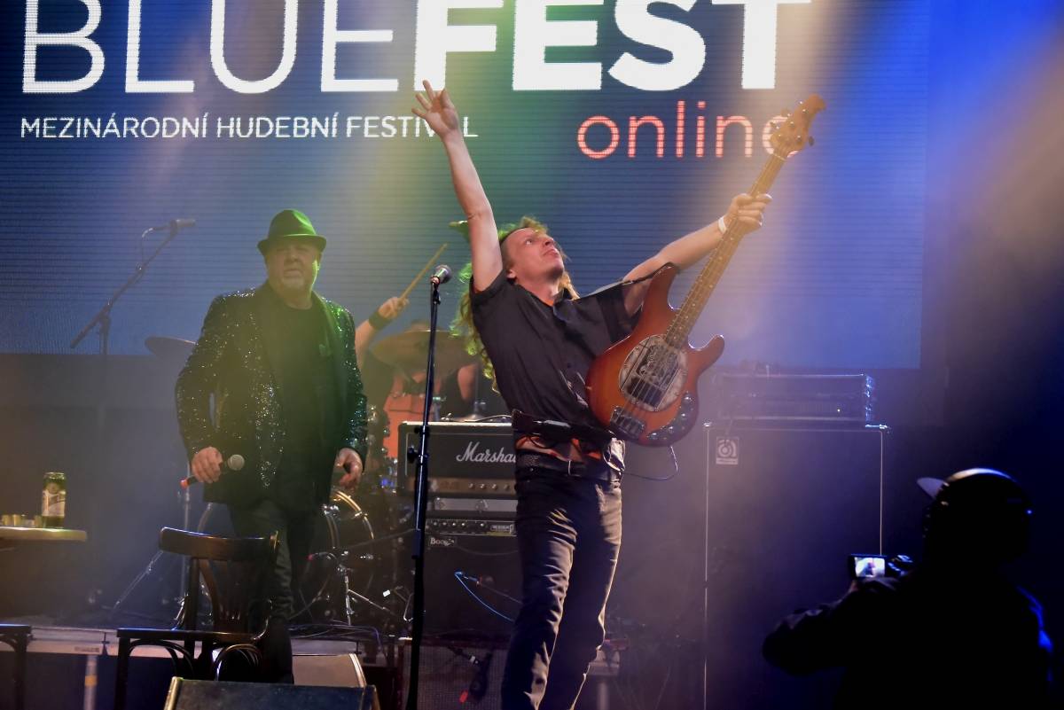 Bluefest objektivem Davida Webra. Festival sledovali fanoušci online