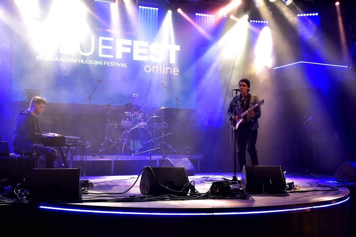 Bluefest objektivem Davida Webra. Festival sledovali fanoušci online