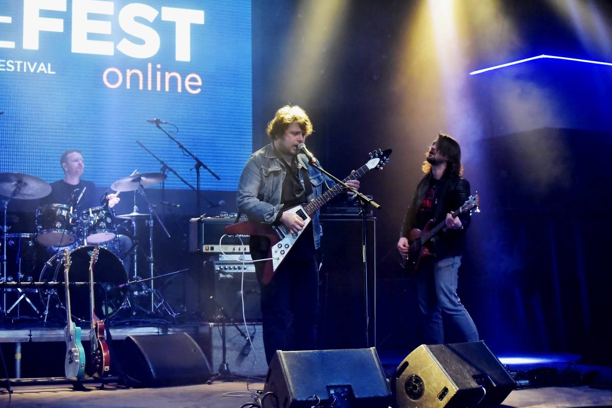 Bluefest objektivem Davida Webra. Festival sledovali fanoušci online